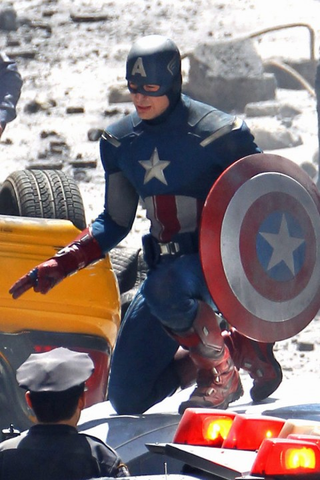 Illustration for article titled The Avengers set photos